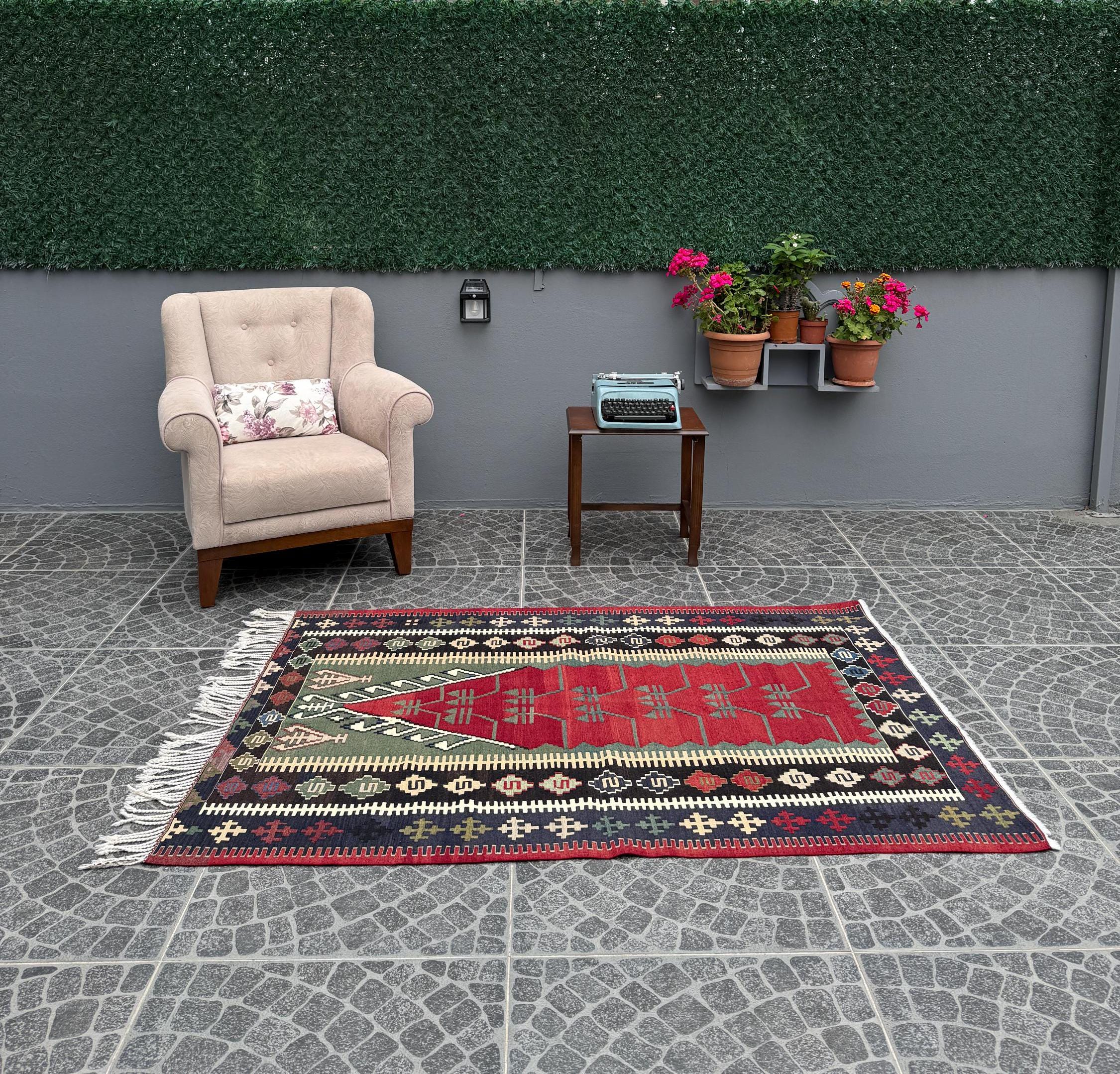 Vintage Mihrab Kilim Rug, Handwoven Turkish Prayer Rug (3.94x5.77 ft)