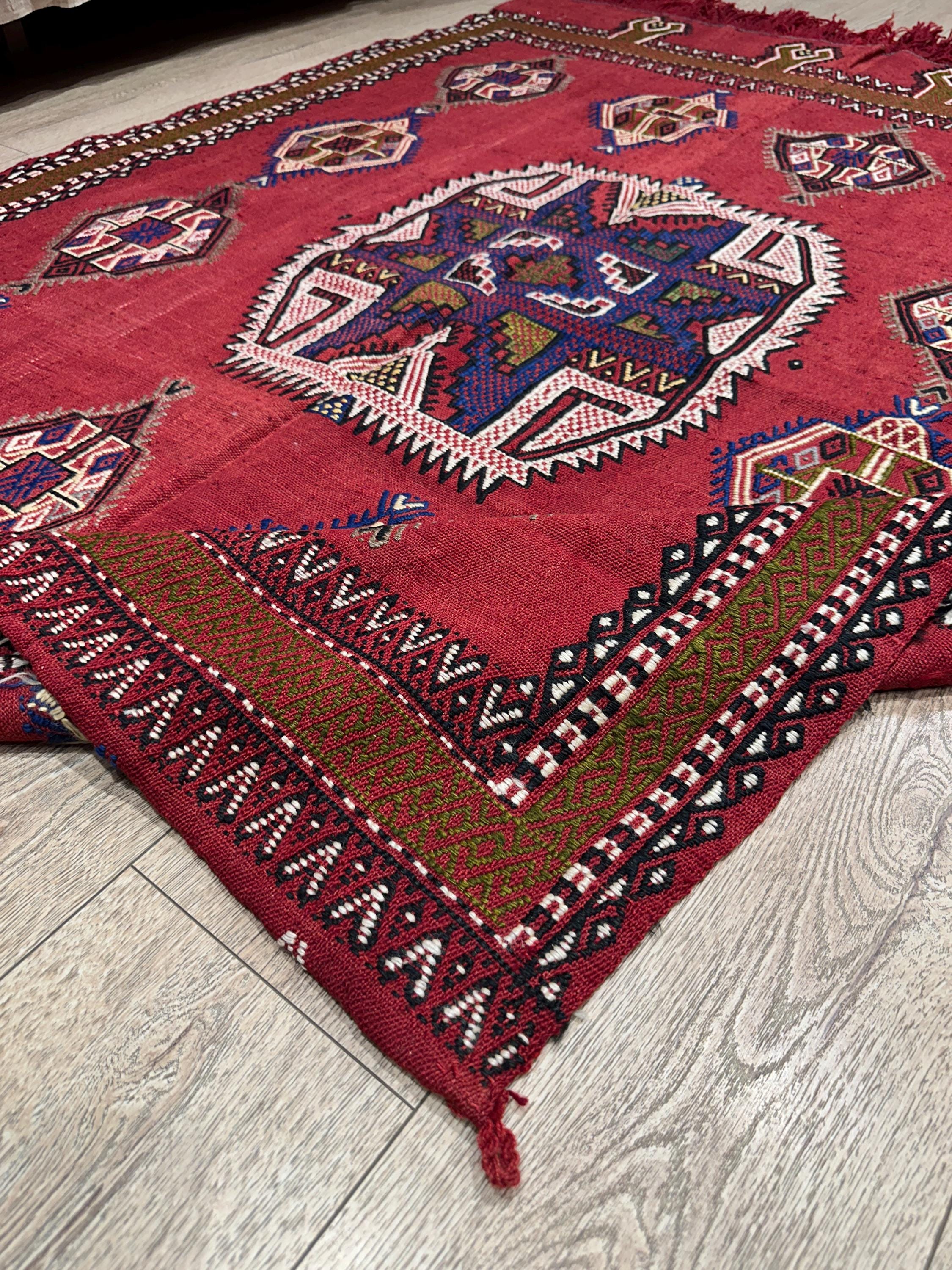 Vintage Turkish Kilim Rug – 4.4x5.9 ft, Handwoven Wool, Tribal Medallion