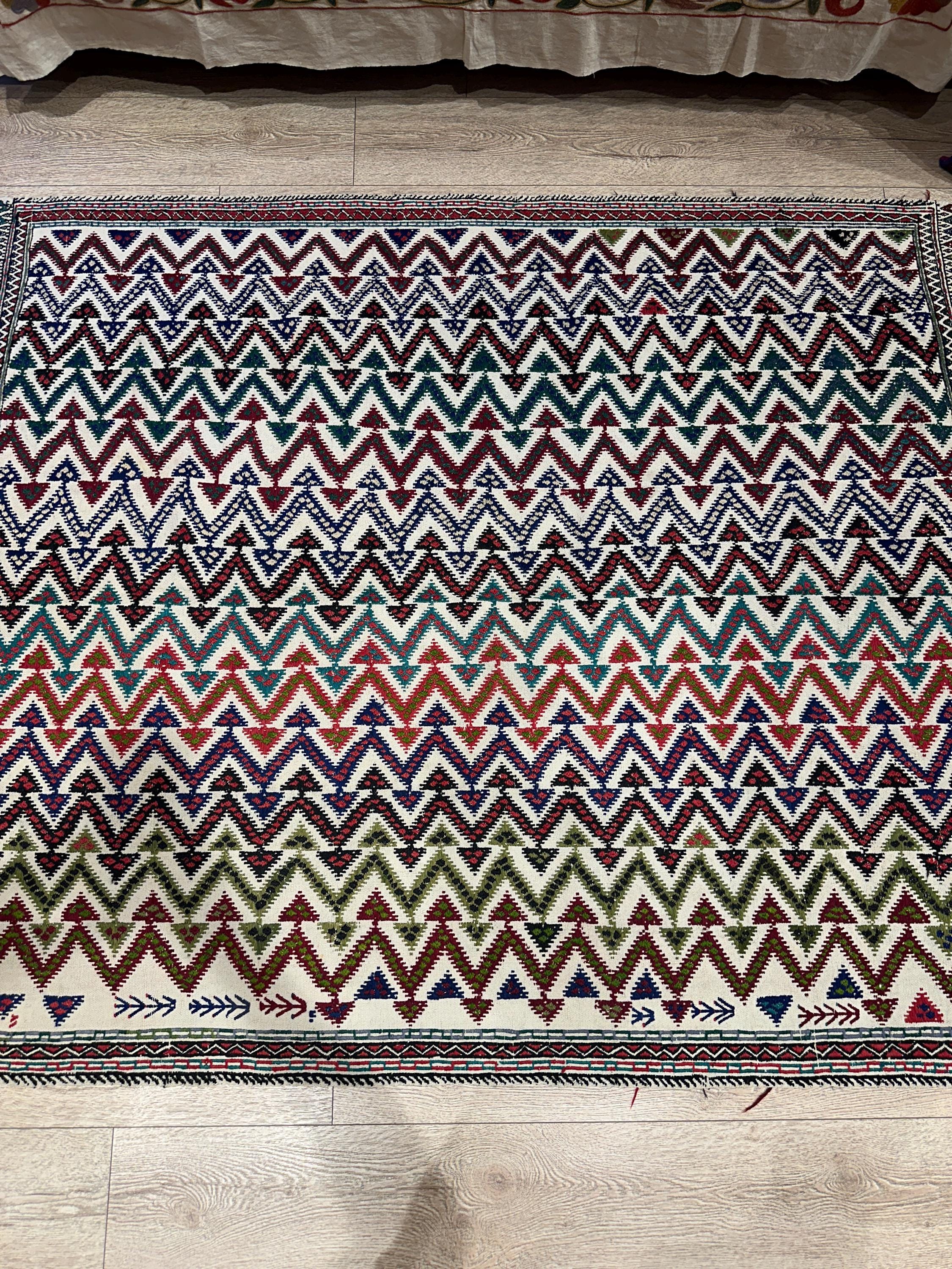 Vintage Turkish Kilim Rug (4.8 x 6.7 ft) – Handwoven Wool, Tribal Zigzag Design