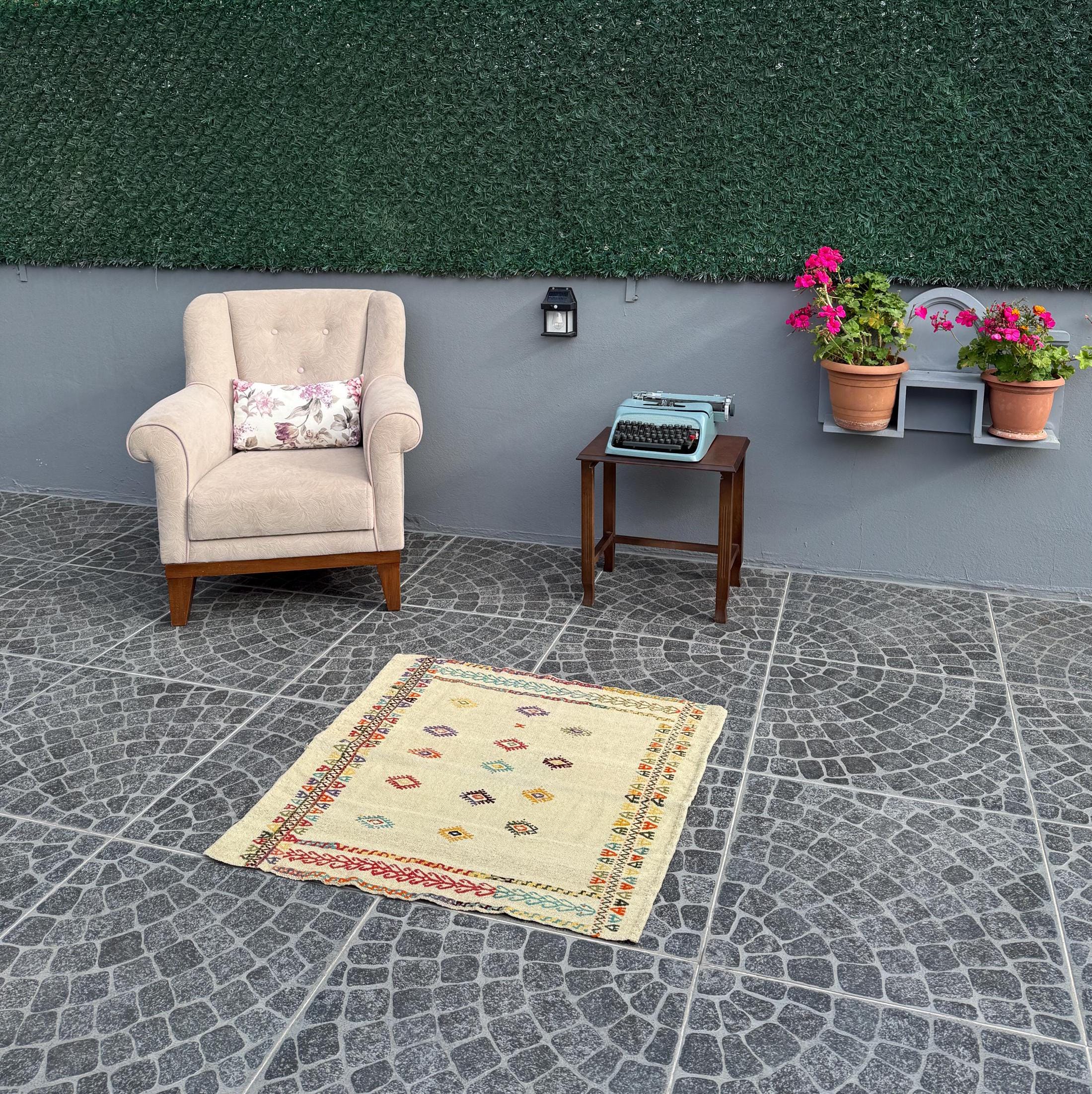 Handwoven Turkish Kilim Rug, Bohemian Geometric Accent Rug (2.89x2.95 ft)