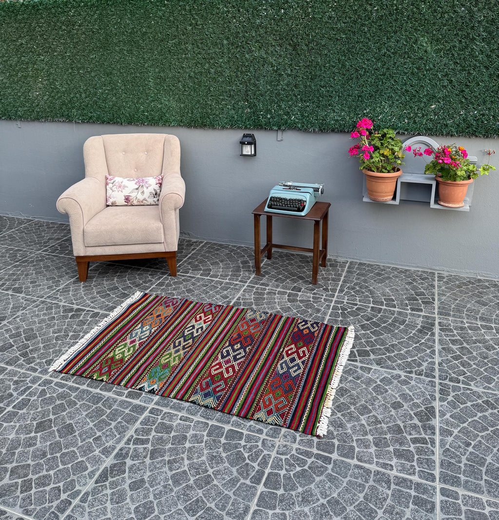 Vintage Turkish Kilim Rug: Handwoven Wool Bohemian Area Rug (2.62x4.36 ft)