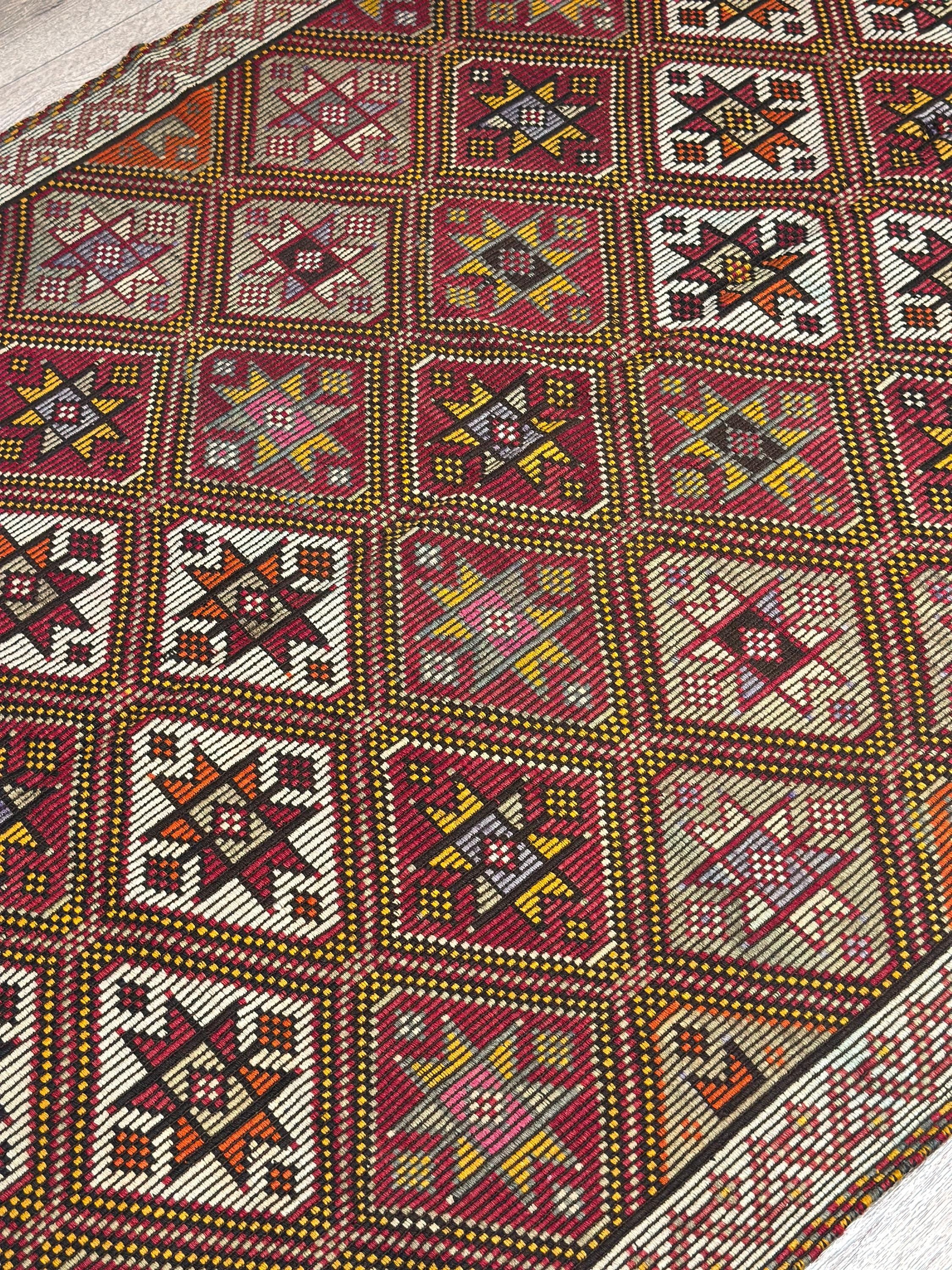 Vintage Turkish Kilim Rug – 4.6 x 8.2 ft, Handwoven Wool Star Diamond