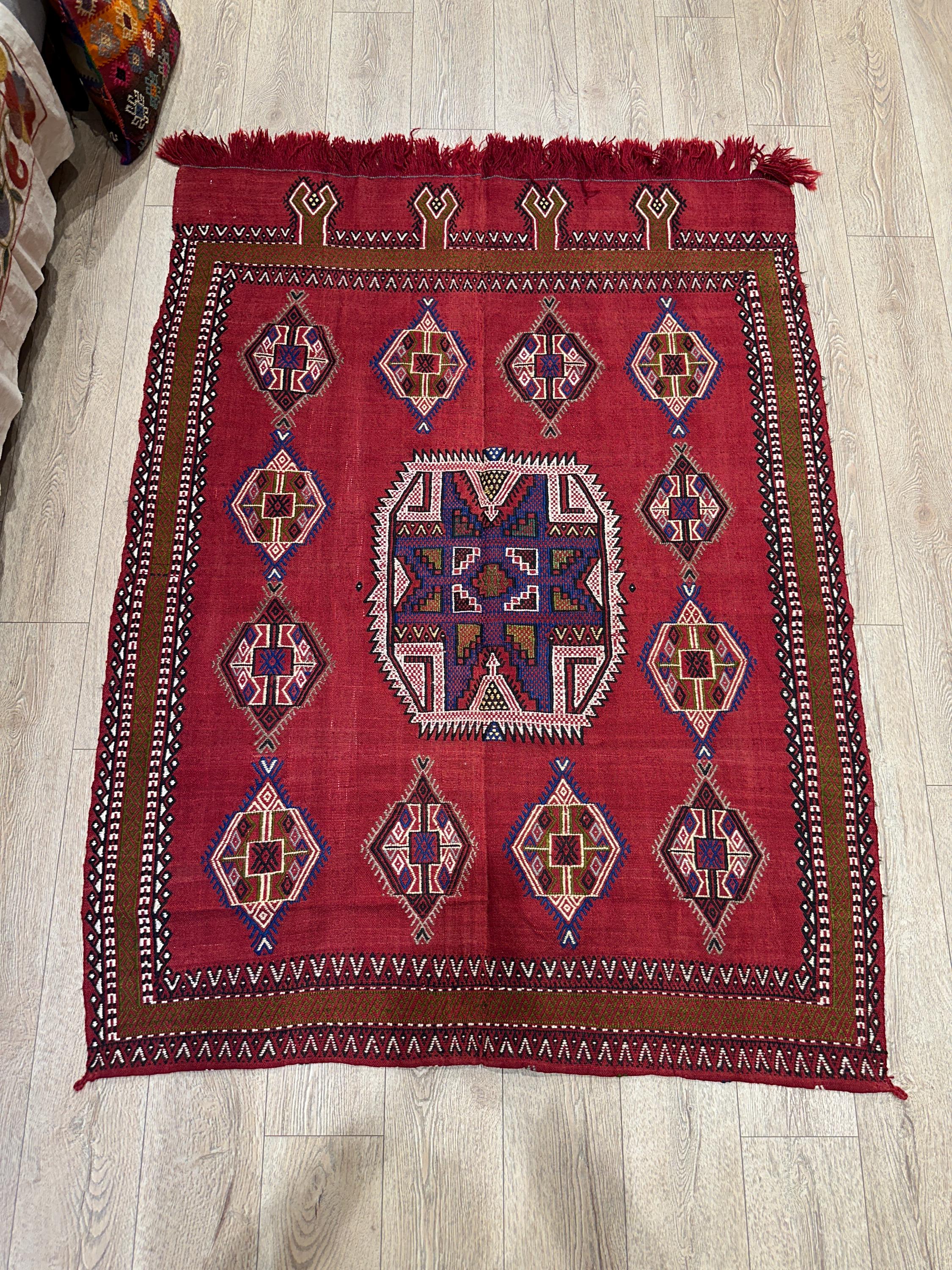 Vintage Turkish Kilim Rug – 4.4x5.9 ft, Handwoven Wool, Tribal Medallion