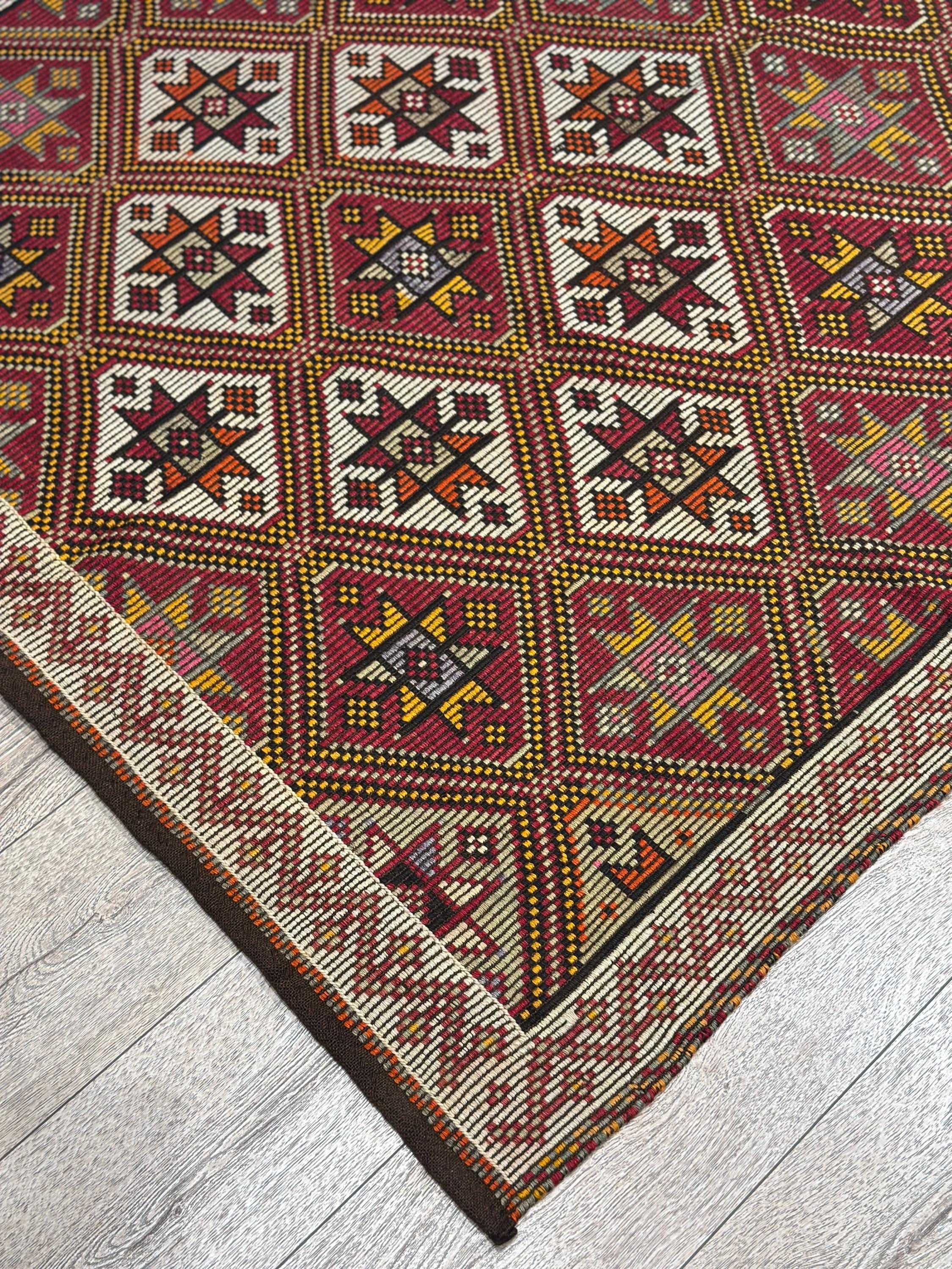 Vintage Turkish Kilim Rug – 4.6 x 8.2 ft, Handwoven Wool Star Diamond