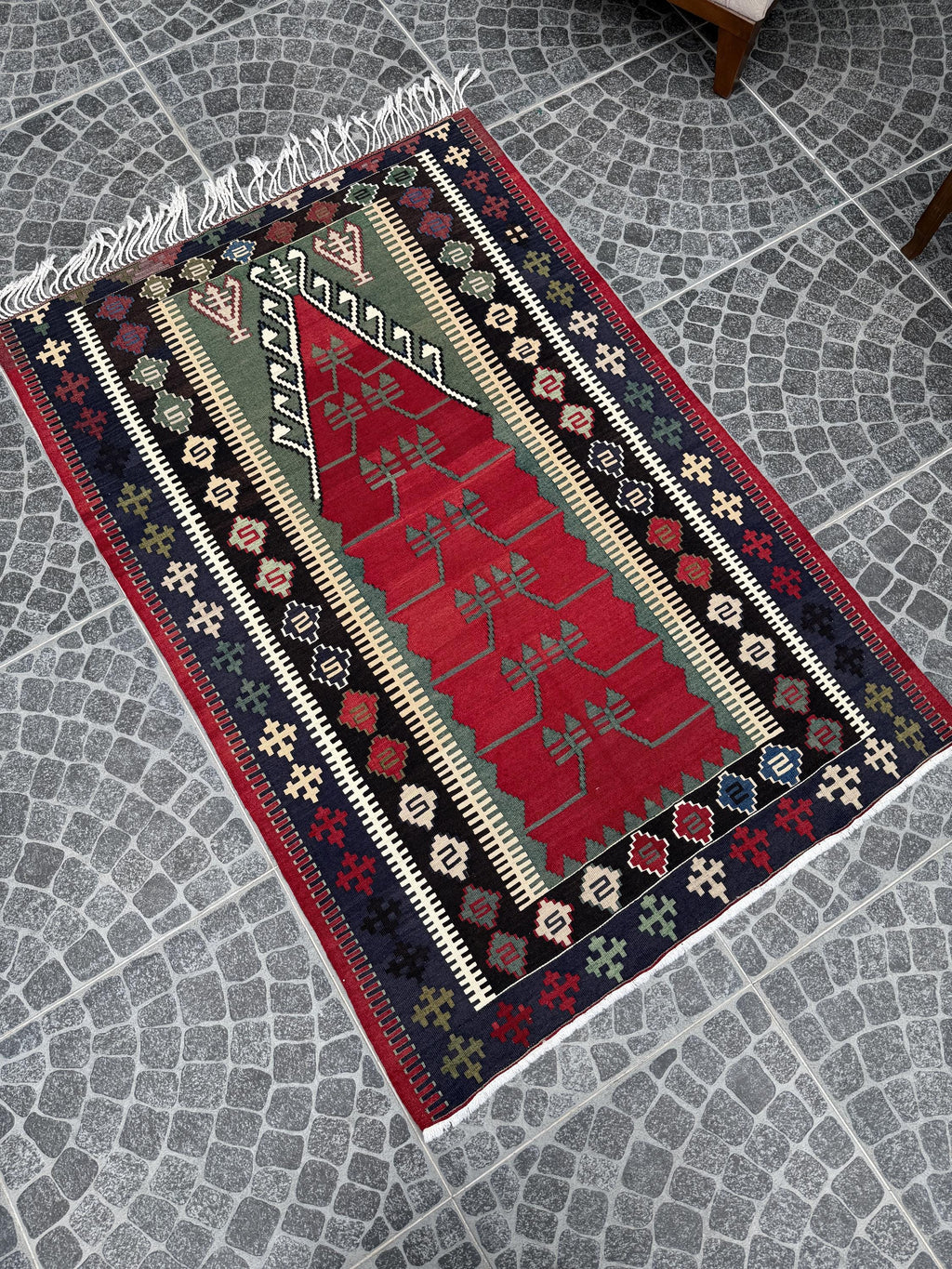 Vintage Mihrab Kilim Rug, Handwoven Turkish Prayer Rug (3.94x5.77 ft)