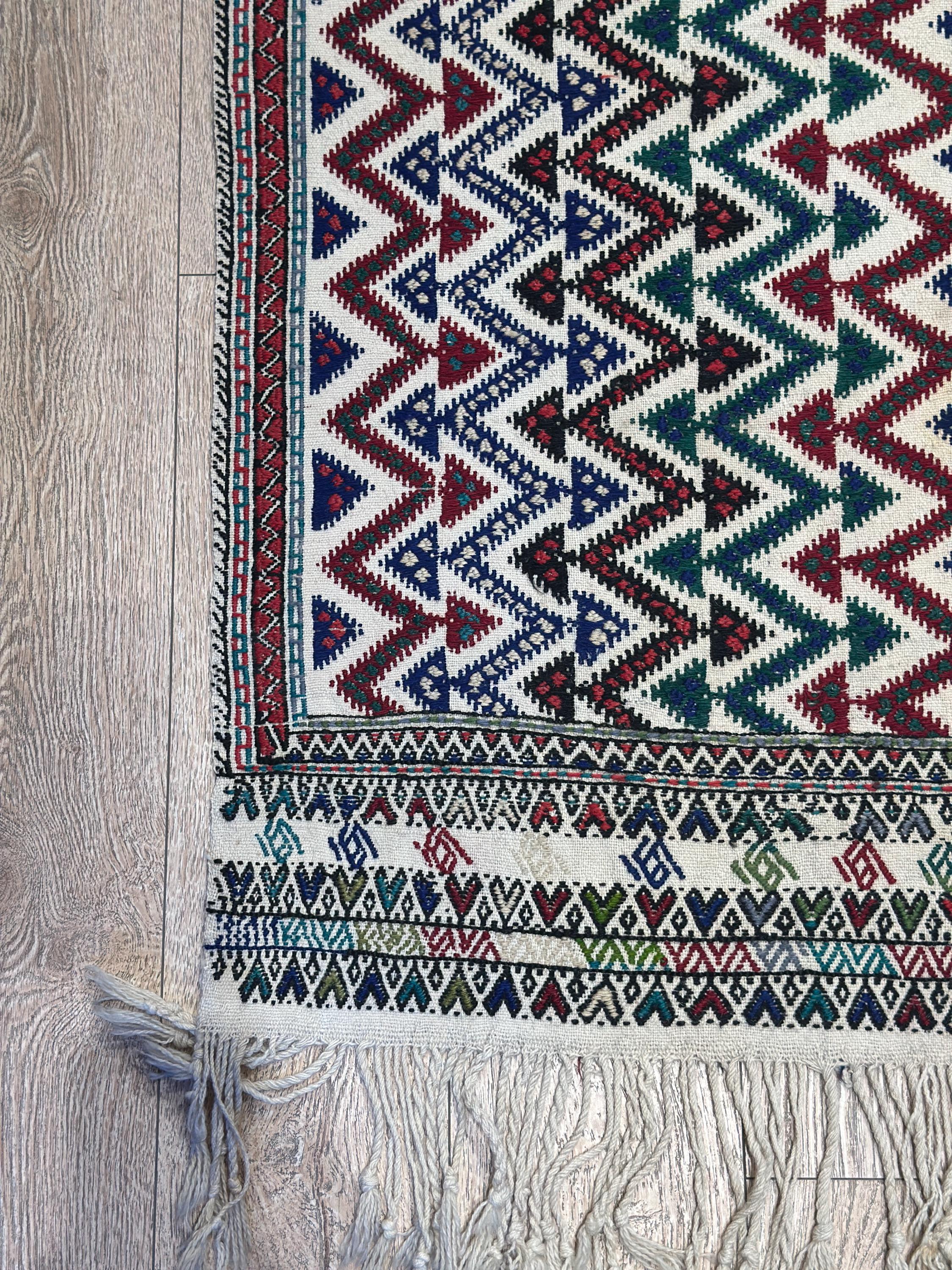 Vintage Turkish Kilim Rug (4.8 x 6.7 ft) – Handwoven Wool, Tribal Zigzag Design