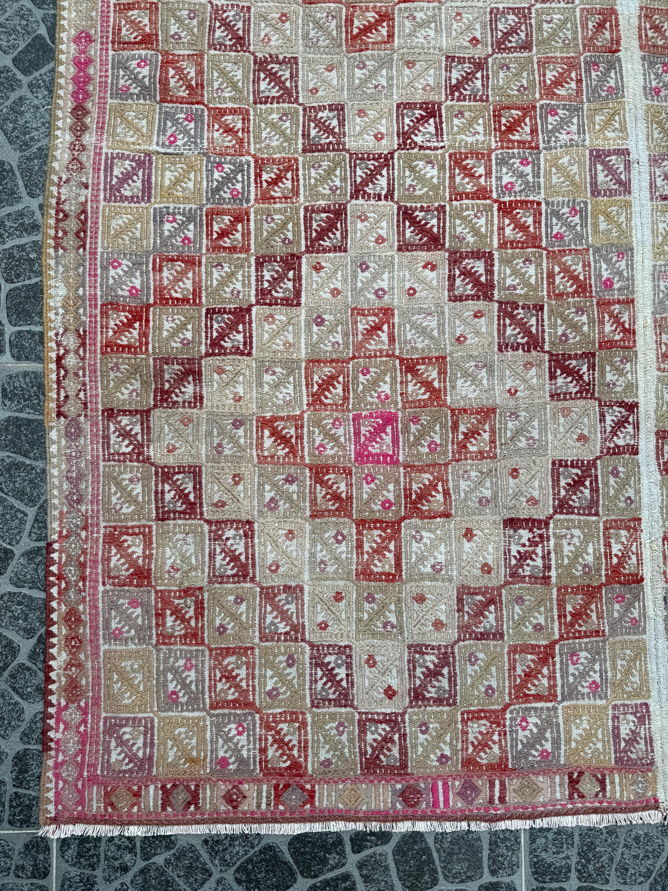 Vintage Turkish Kilim Rug: Handwoven Bohemian Home Decor (5.18 ft x 7.74 ft)