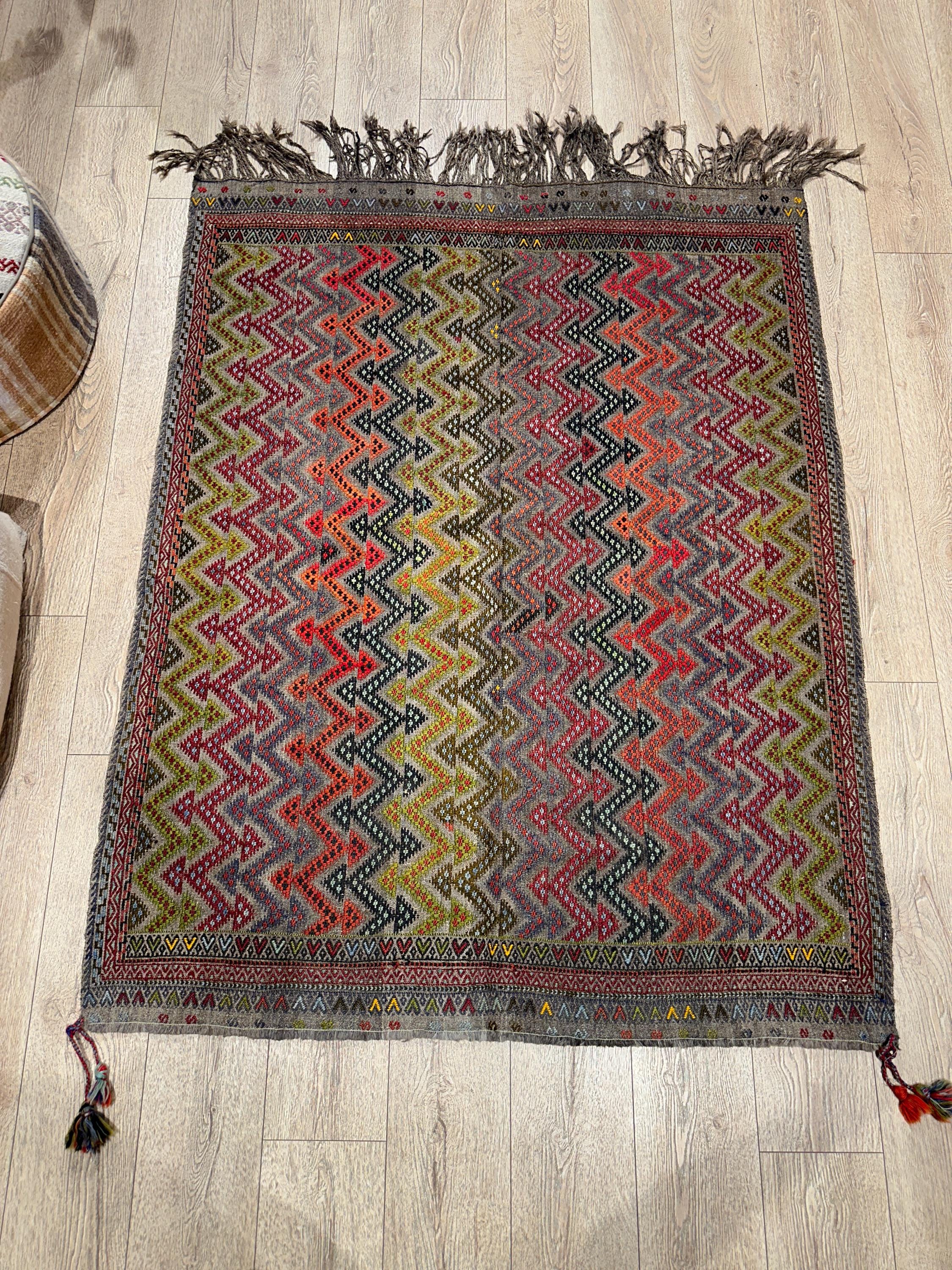 Vintage Turkish Kilim Rug, Handwoven Wool Area Rug (4.3 x 5.5 ft)