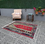Vintage Mihrab Kilim Rug, Handwoven Turkish Prayer Rug (3.94x5.77 ft)