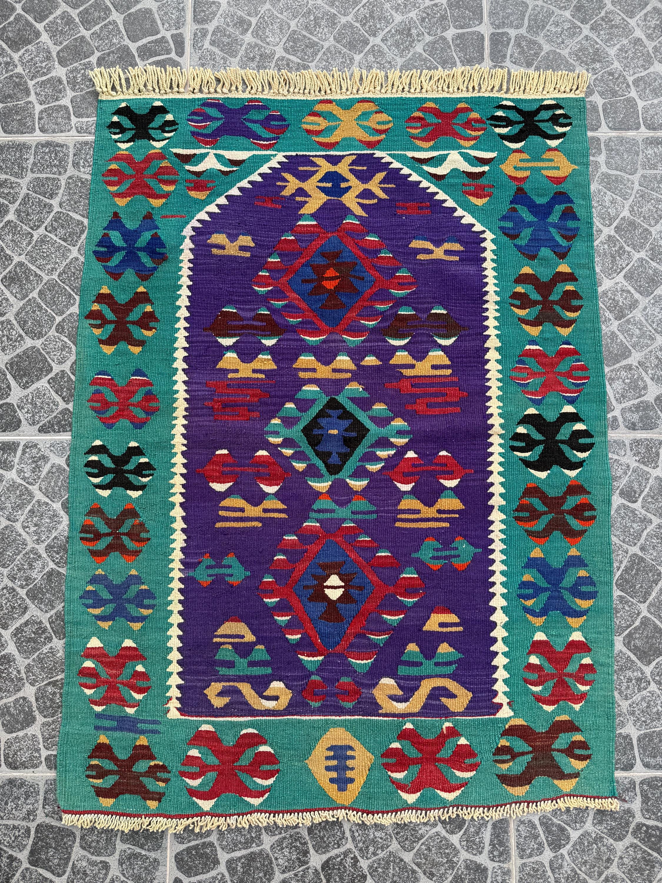 Vintage Turkish Kilim Rug – Handwoven Bohemian Decor (3.28x4.4 ft)