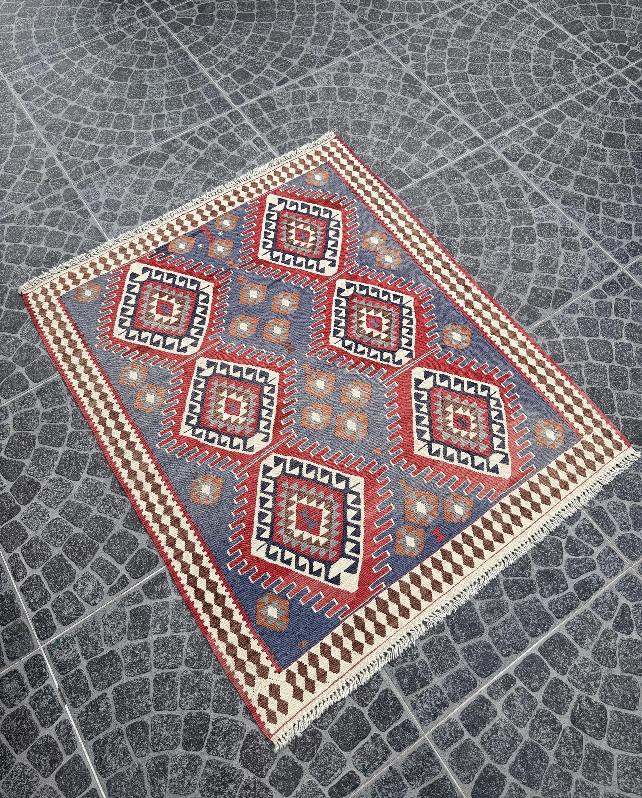 Handwoven Turkish Kilim Rug, Vintage Star Motif (3.64 x 4.33 ft)