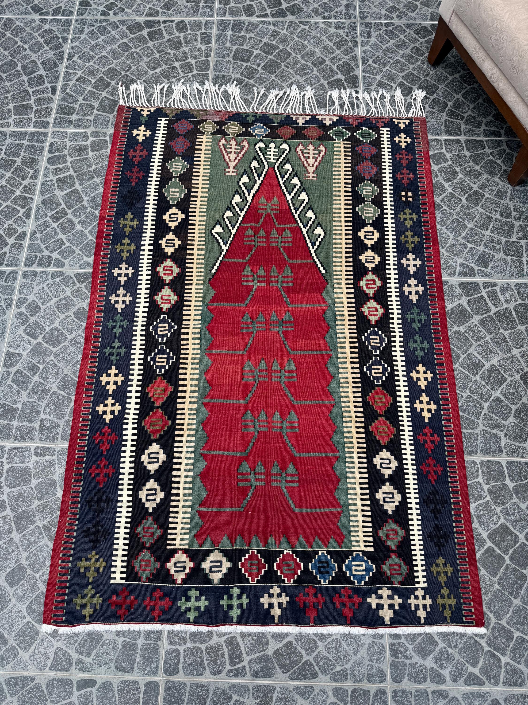 Vintage Mihrab Kilim Rug, Handwoven Turkish Prayer Rug (3.94x5.77 ft)