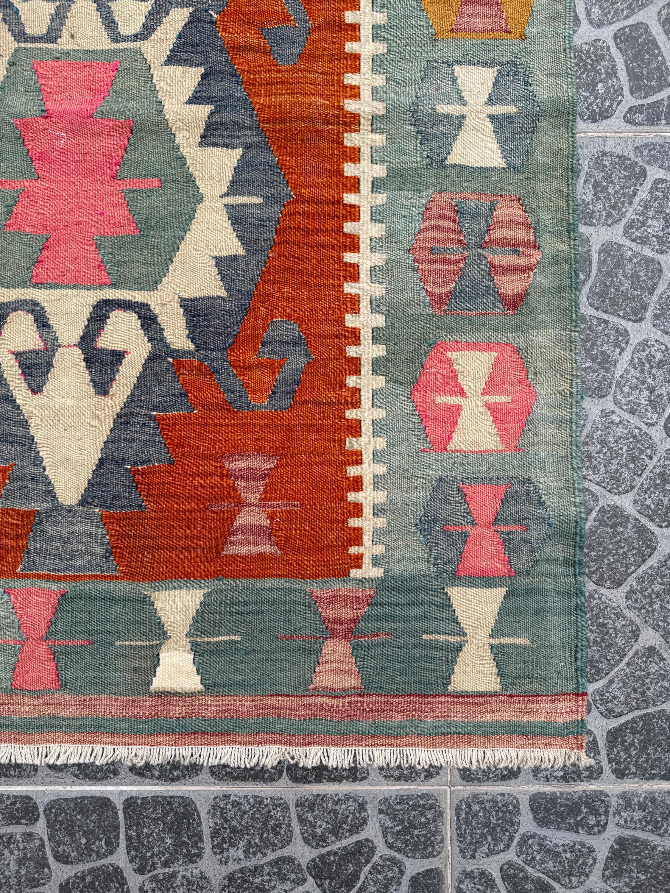Vintage Turkish Kilim Rug, Handwoven Boho Decor (3.02x3.74 ft)