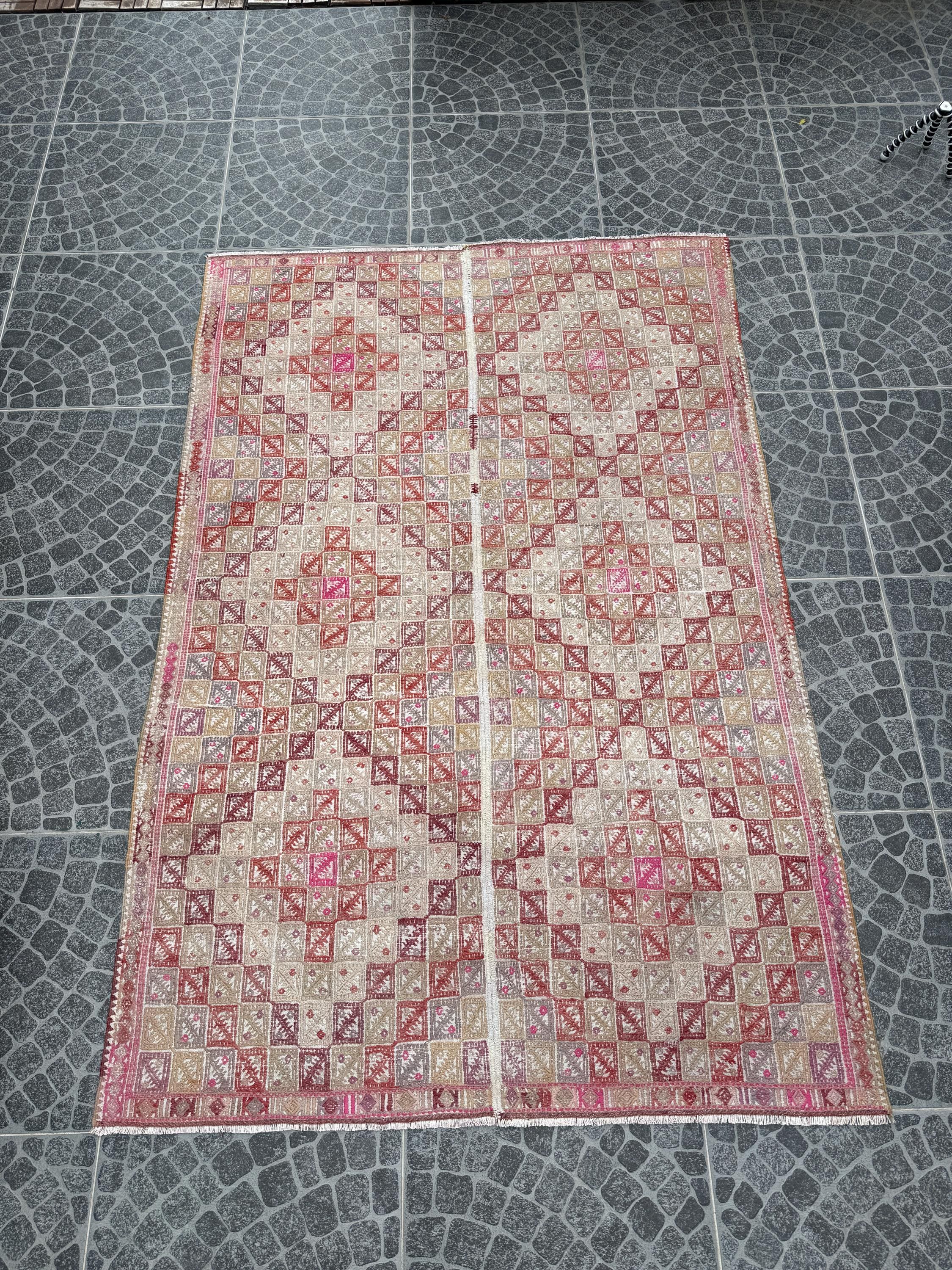 Vintage Turkish Kilim Rug: Handwoven Bohemian Home Decor (5.18 ft x 7.74 ft)