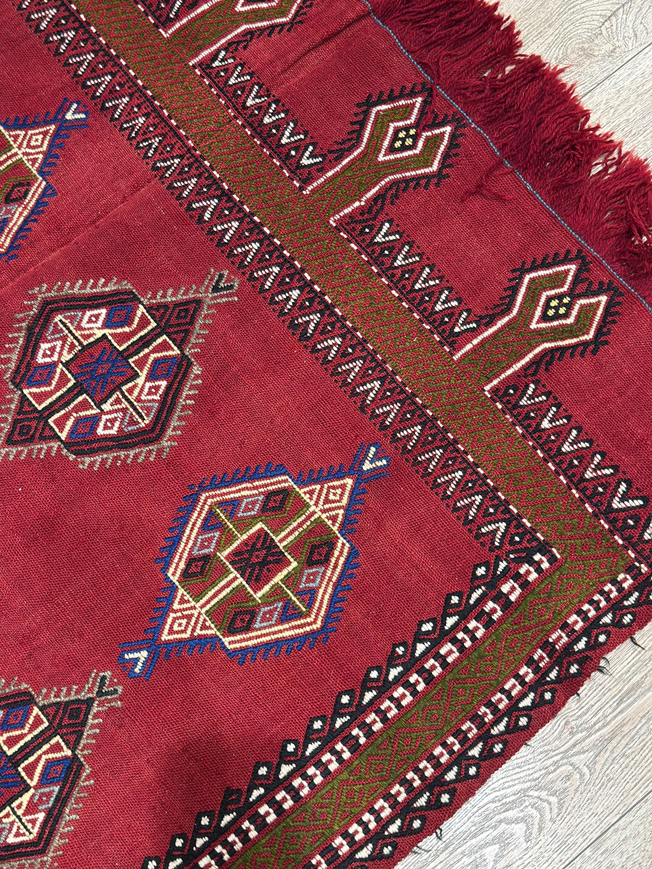 Vintage Turkish Kilim Rug – 4.4x5.9 ft, Handwoven Wool, Tribal Medallion