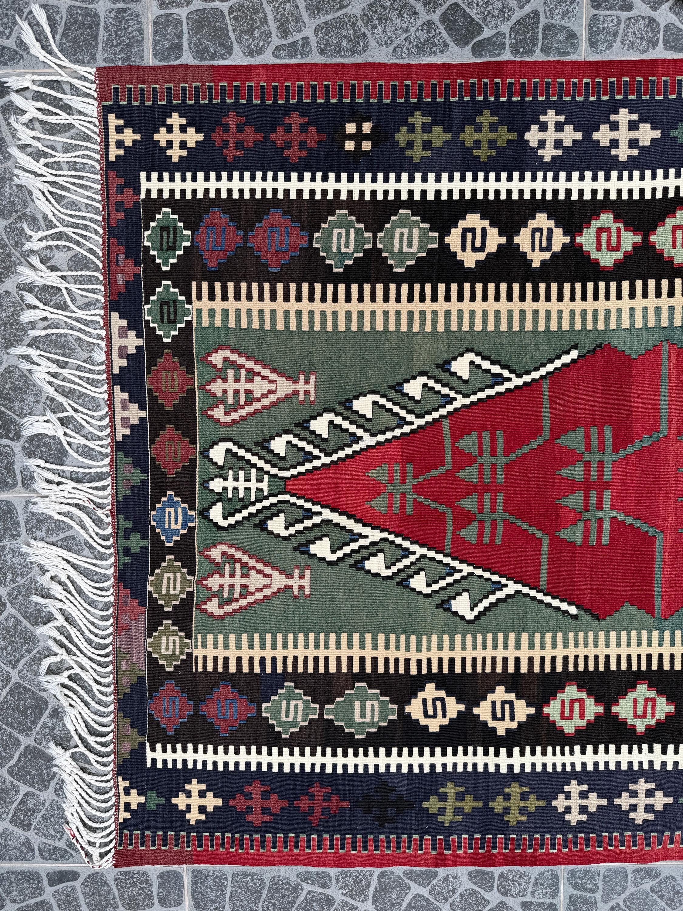 Vintage Mihrab Kilim Rug, Handwoven Turkish Prayer Rug (3.94x5.77 ft)